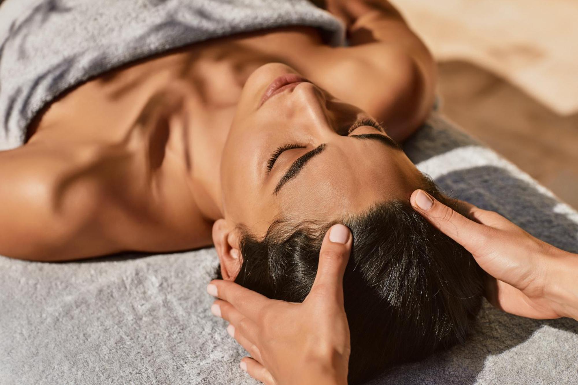 Minaro Hotel Tokaj - Mgallery Collection (Adults Only) Exterior foto A woman receiving a head massage